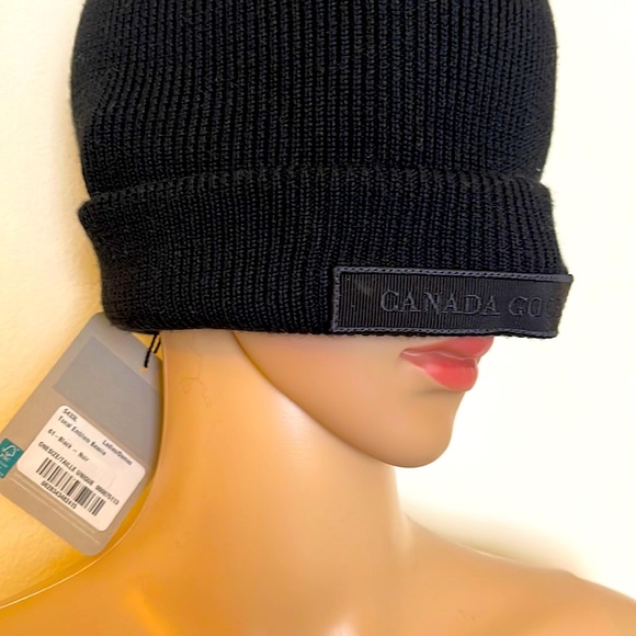 Canada goose 🔥❣️‼️emblem Beanie Tonal
This versatile, rib-knit beanie - Picture 2 of 6